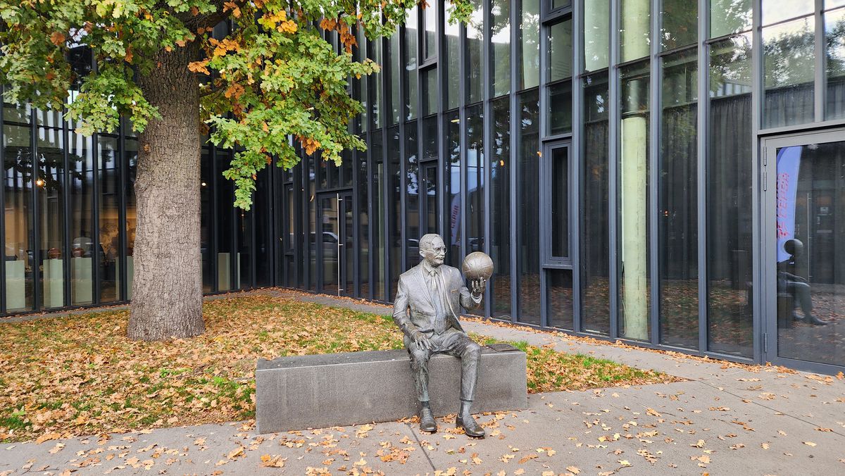 Statuia lui James Naismith, din Kaunas