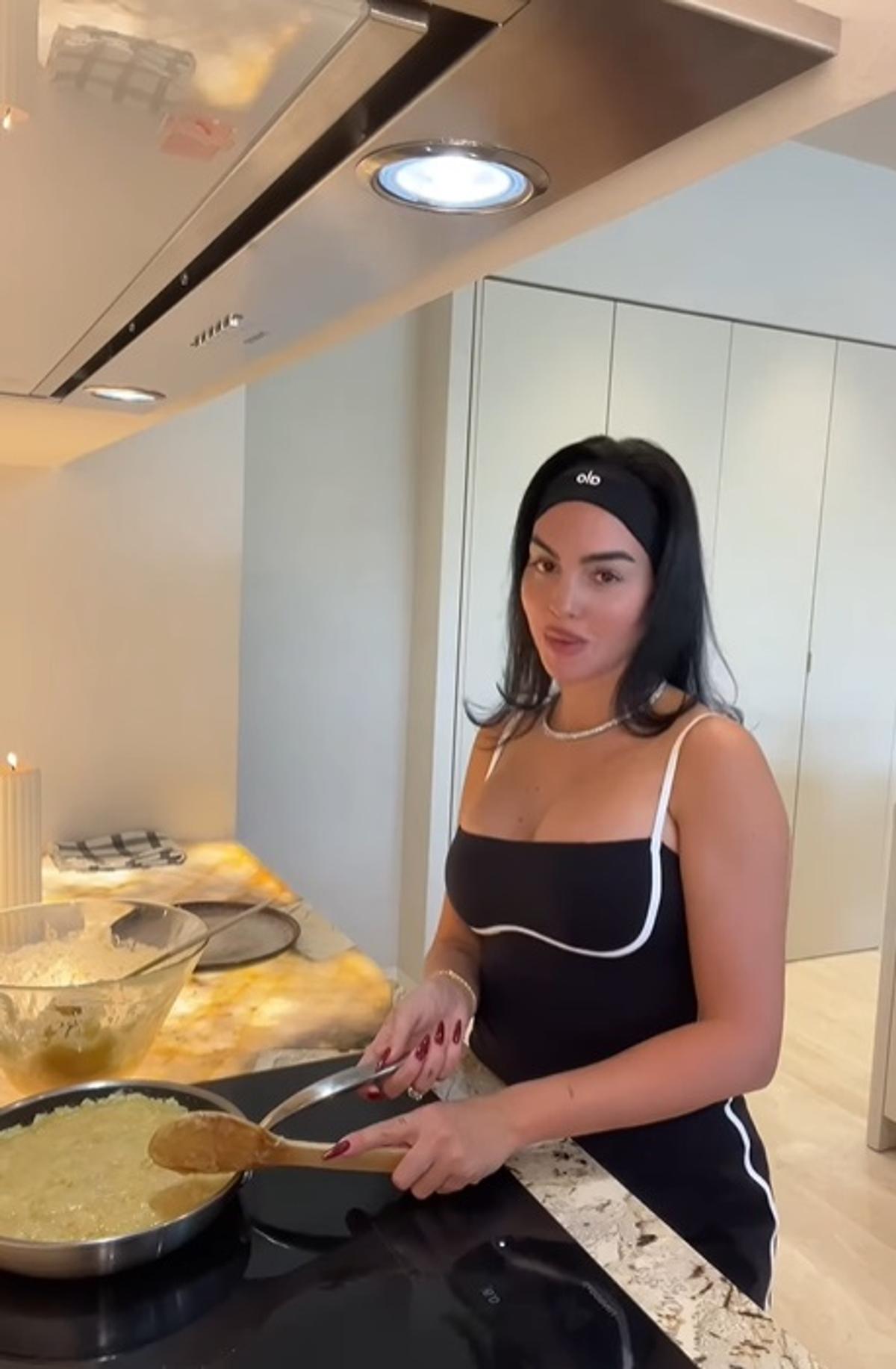 Georgina s-a pozat doar în ... tricou pentru a sărbători live golurile lui Cristiano Ronaldo! » Fotografia devenită virală