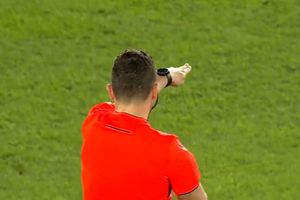 A văzut meciul lângă un arbitru lituanian și dezvăluie: „Știți ce a zis la penalty?”