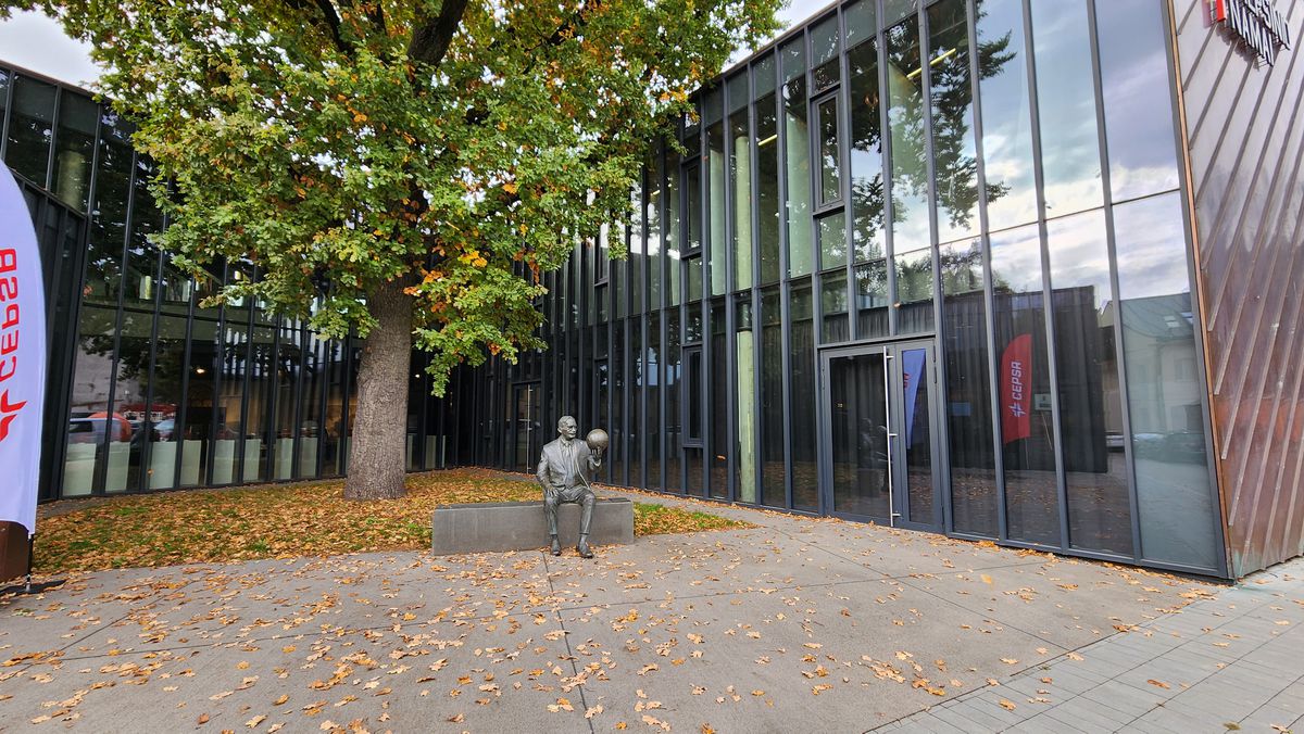 Statuia lui James Naismith, din Kaunas