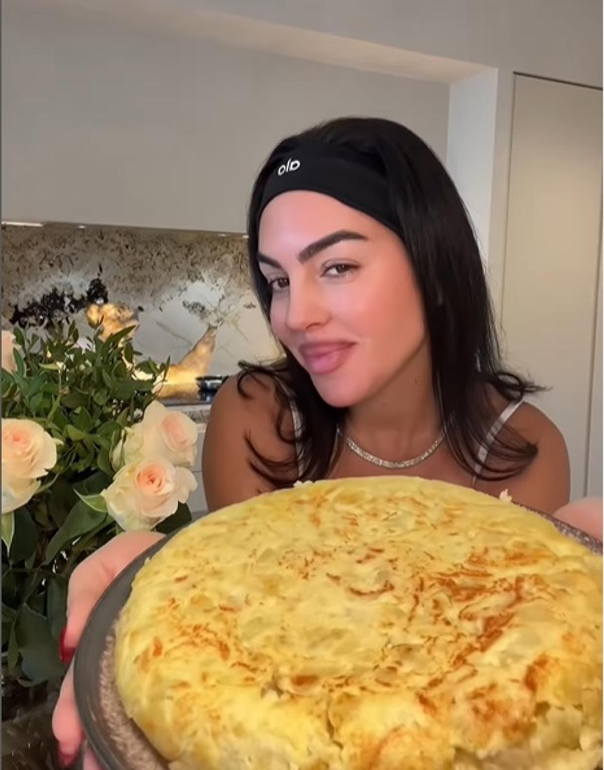 Georgina s-a pozat doar în ... tricou pentru a sărbători live golurile lui Cristiano Ronaldo! » Fotografia devenită virală