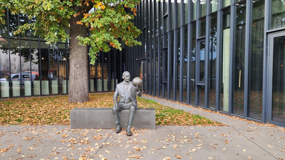 Statuia lui James Naismith, din Kaunas