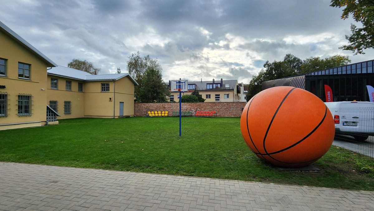 Statuia lui James Naismith, din Kaunas