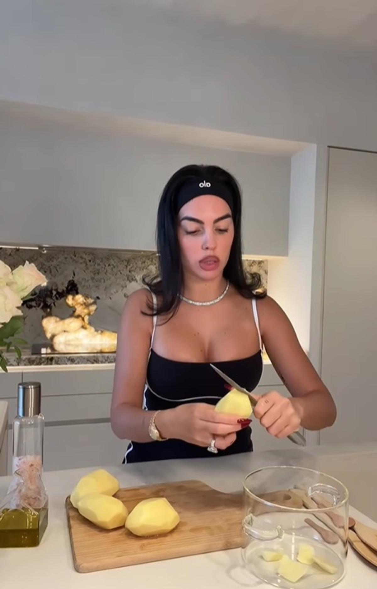 Georgina s-a pozat doar în ... tricou pentru a sărbători live golurile lui Cristiano Ronaldo! » Fotografia devenită virală