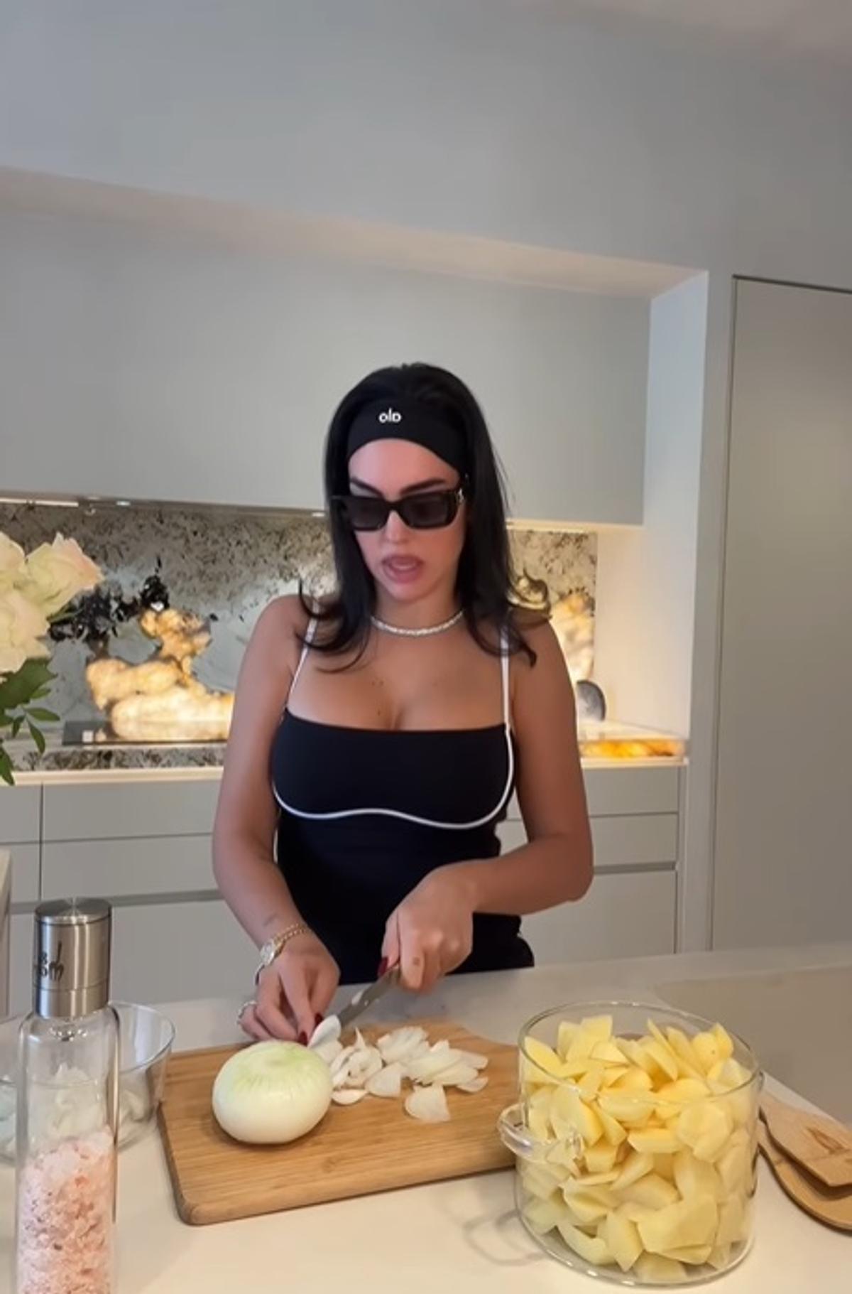 Georgina s-a pozat doar în ... tricou pentru a sărbători live golurile lui Cristiano Ronaldo! » Fotografia devenită virală