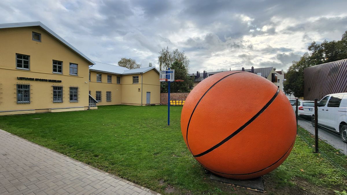 Statuia lui James Naismith, din Kaunas