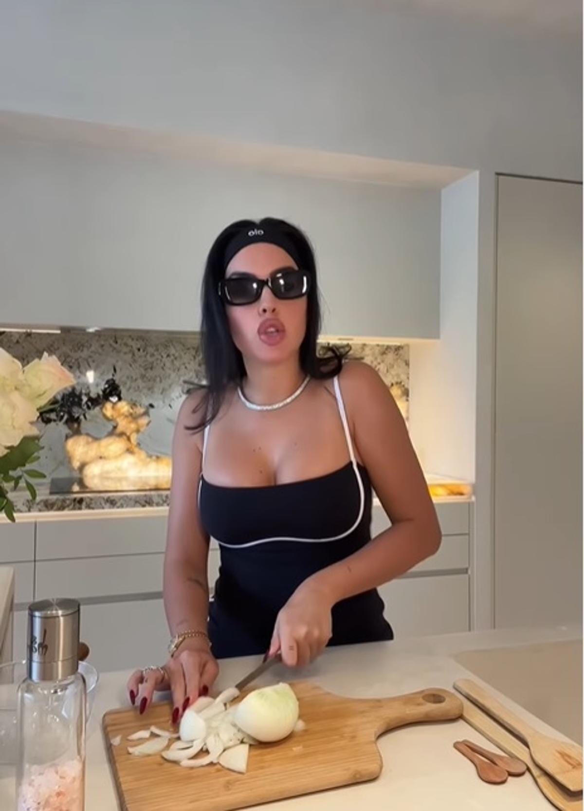 Georgina s-a pozat doar în ... tricou pentru a sărbători live golurile lui Cristiano Ronaldo! » Fotografia devenită virală