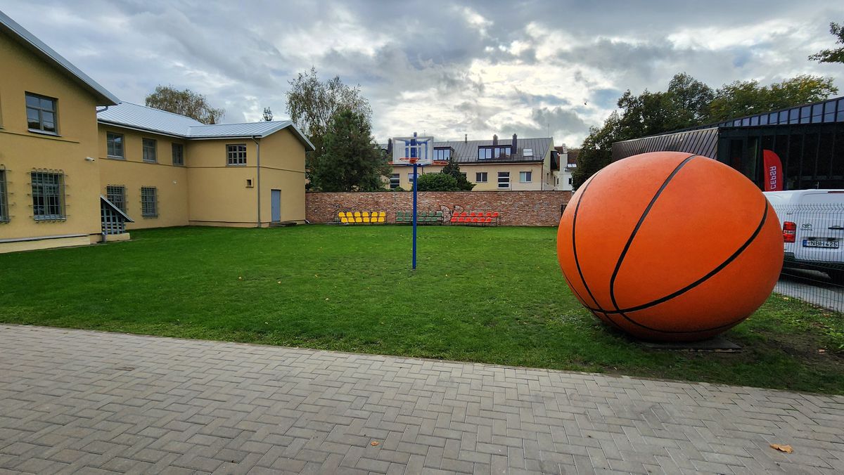 Statuia lui James Naismith, din Kaunas