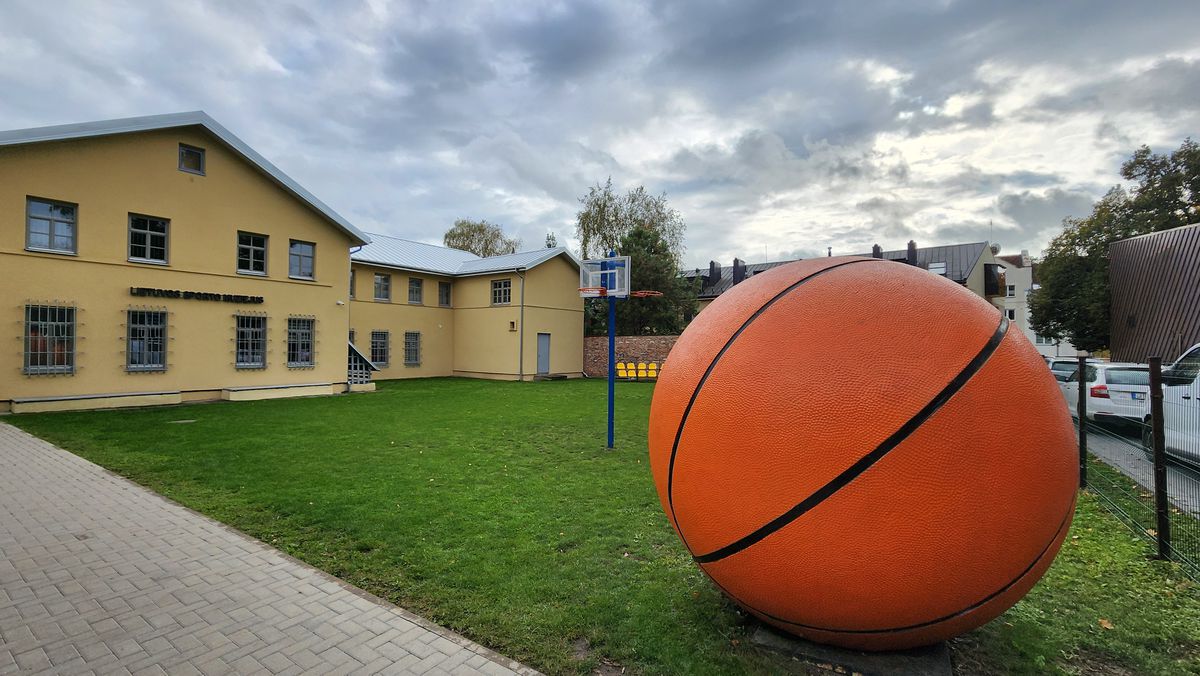 Statuia lui James Naismith, din Kaunas