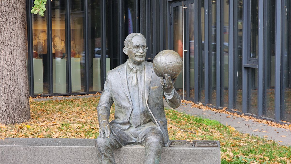 Statuia lui James Naismith, din Kaunas