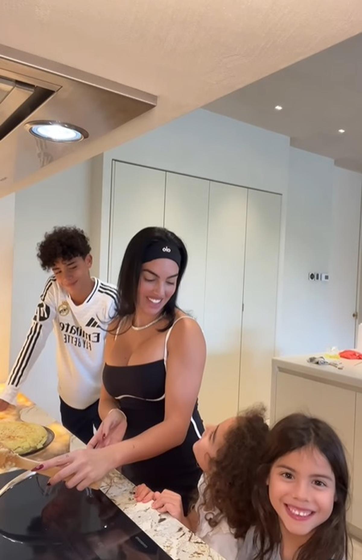 Georgina s-a pozat doar în ... tricou pentru a sărbători live golurile lui Cristiano Ronaldo! » Fotografia devenită virală