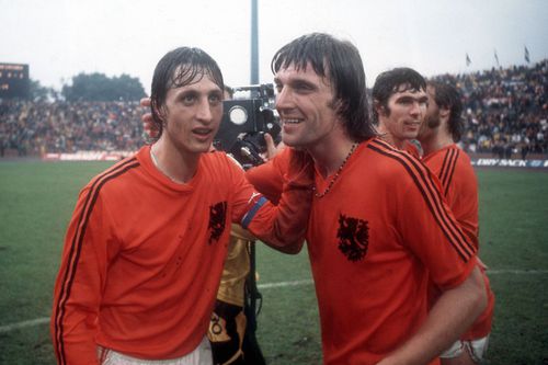 Johann Cruyff și Ruud Krol, coechipieri în marea echipă a Olandei, în 1974. Foto: Imago Images