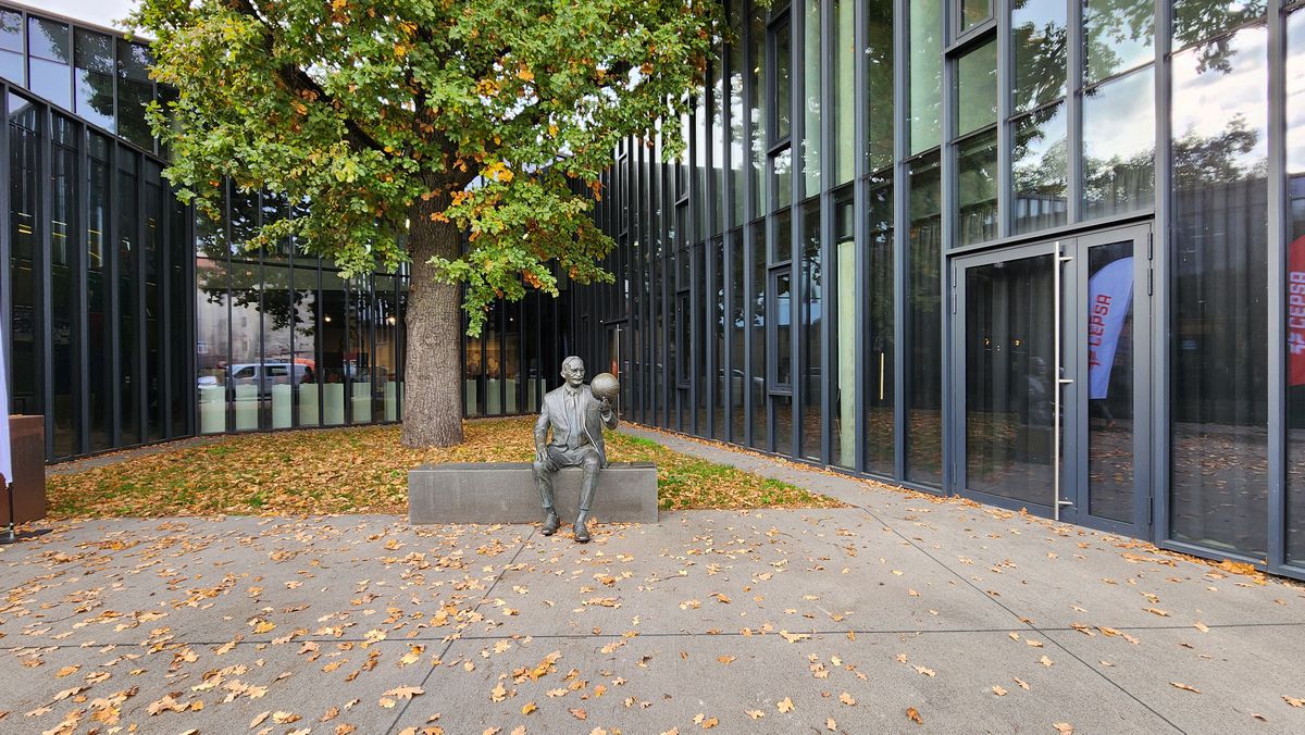 Statuia lui James Naismith, din Kaunas