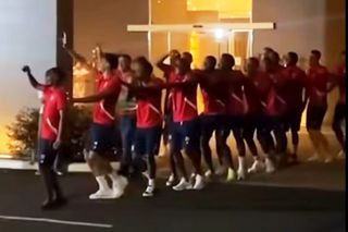 Moment savuros înaintea meciului din preliminariile CM: „Voi nu știți că la noi în țară se petrece toată noaptea?!”