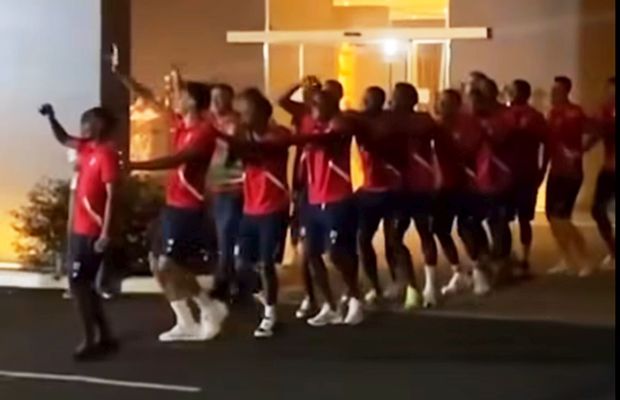 Moment savuros înaintea meciului din preliminariile CM: „Voi nu știți că la noi în țară se petrece toată noaptea?!”