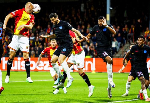 Mihai Popescu, în săritură la cap / FOTO: Imago