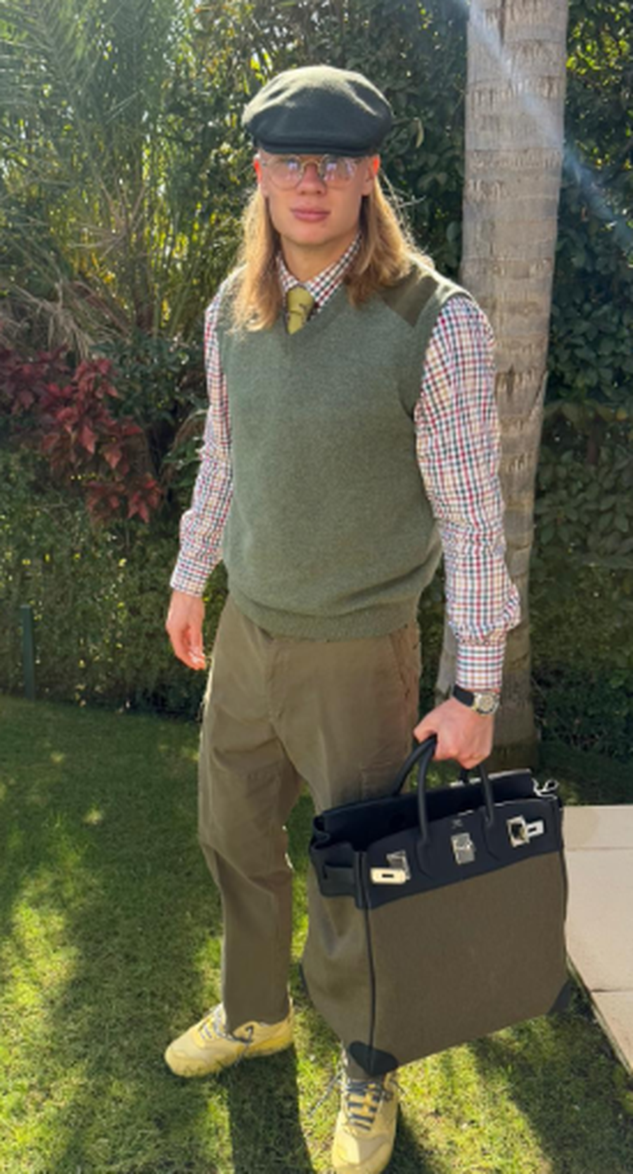 foto: Haaland își afișează stilulvestimentar / instagram @erling Stilul vestimentar al lui Haaland și geanta de 10.000 de euro au stârnit reacțiile foștilor lui coechipieri