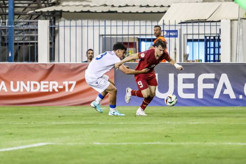 Panagiotis, fiul lui Elias Charalambous (stânga), visează să îmbrace tricoul celor de la FCSB. FOTO: Imago Images