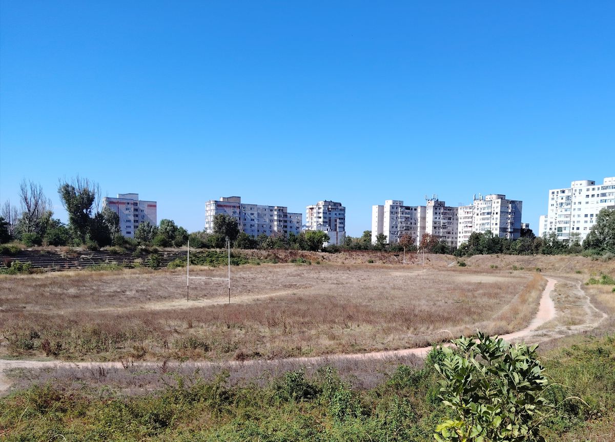 Complexul Sportiv Badea Cârțan, aflat într-o zonă în plină dezvoltare a României, e o ruină » Ochit de magnații imobiliari: „Fără vestiare și apă curentă”