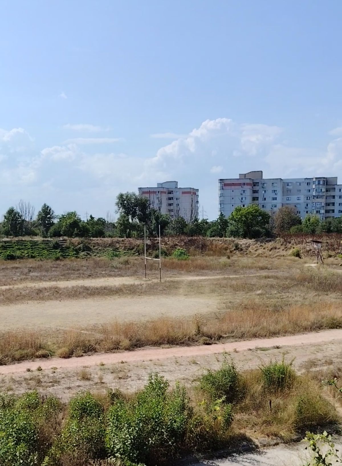 Complexul Sportiv Badea Cârțan, aflat într-o zonă în plină dezvoltare a României, e o ruină » Ochit de magnații imobiliari: „Fără vestiare și apă curentă”