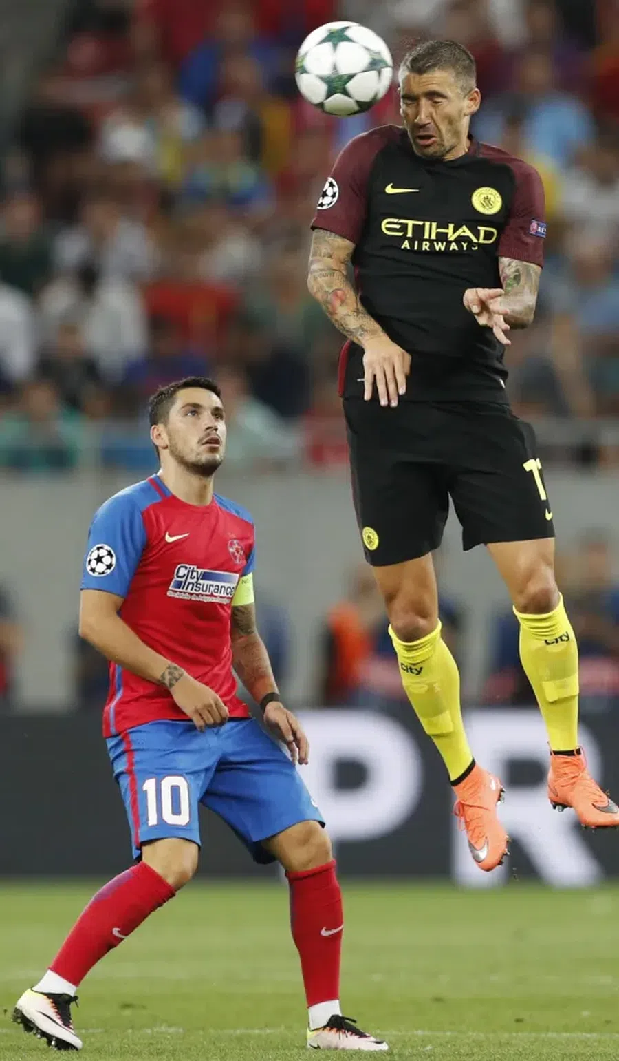 foto: Nicușor Stanciu și Aleksandar Kolarov, FCSB - Manchester City, 2016 / The Sun Schimbare de antrenor la adversara FCSB-ului din Europa League