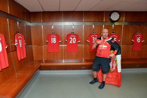 Și-a tatuat emblema pe frunte, și-a schimbat numele pentru club și și-a numit pisica David Beckham: a murit Manchester United, cel mai mare fan al „diavolilor roșii”