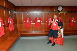 Și-a tatuat emblema pe frunte, și-a schimbat numele pentru club și și-a numit pisica David Beckham: a murit Manchester United, cel mai mare fan al „diavolilor roșii”