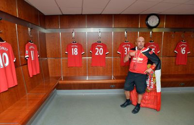 Și-a tatuat emblema pe frunte, și-a schimbat numele pentru club și și-a numit pisica David Beckham: a murit Manchester United, cel mai mare fan al „diavolilor roșii”