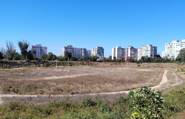 Complexul Sportiv Badea Cârțan, aflat într-o zonă în plină dezvoltare a României, e o ruină » Ochit de magnații imobiliari: „Fără vestiare și apă curentă”