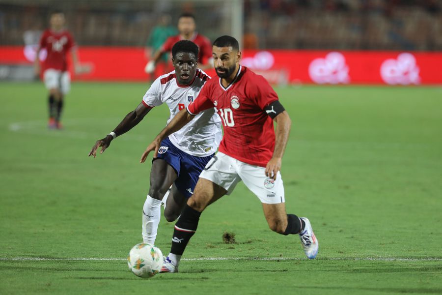 Joao Paulo, în duel cu Mohamed Salah, în Capul Verde - Egipt, din toamna lui 2024 // foto: Imago Fotbalistul din Liga 1 calificat la Campionatul Mondial din 2026: „Nu am văzut niciodată țara atât de unită” » Imagini cu sărbătoarea națională declanșată