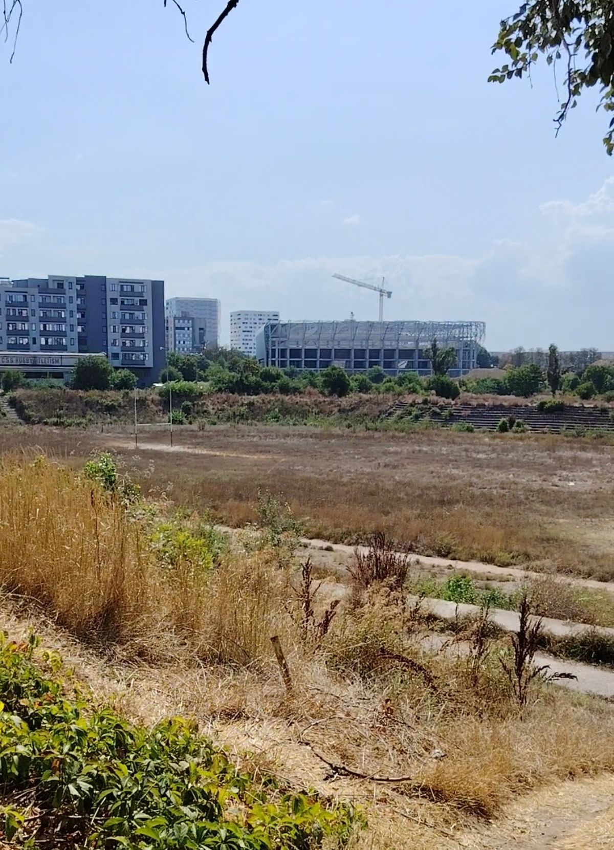 Complexul Sportiv Badea Cârțan, aflat într-o zonă în plină dezvoltare a României, e o ruină » Ochit de magnații imobiliari: „Fără vestiare și apă curentă”