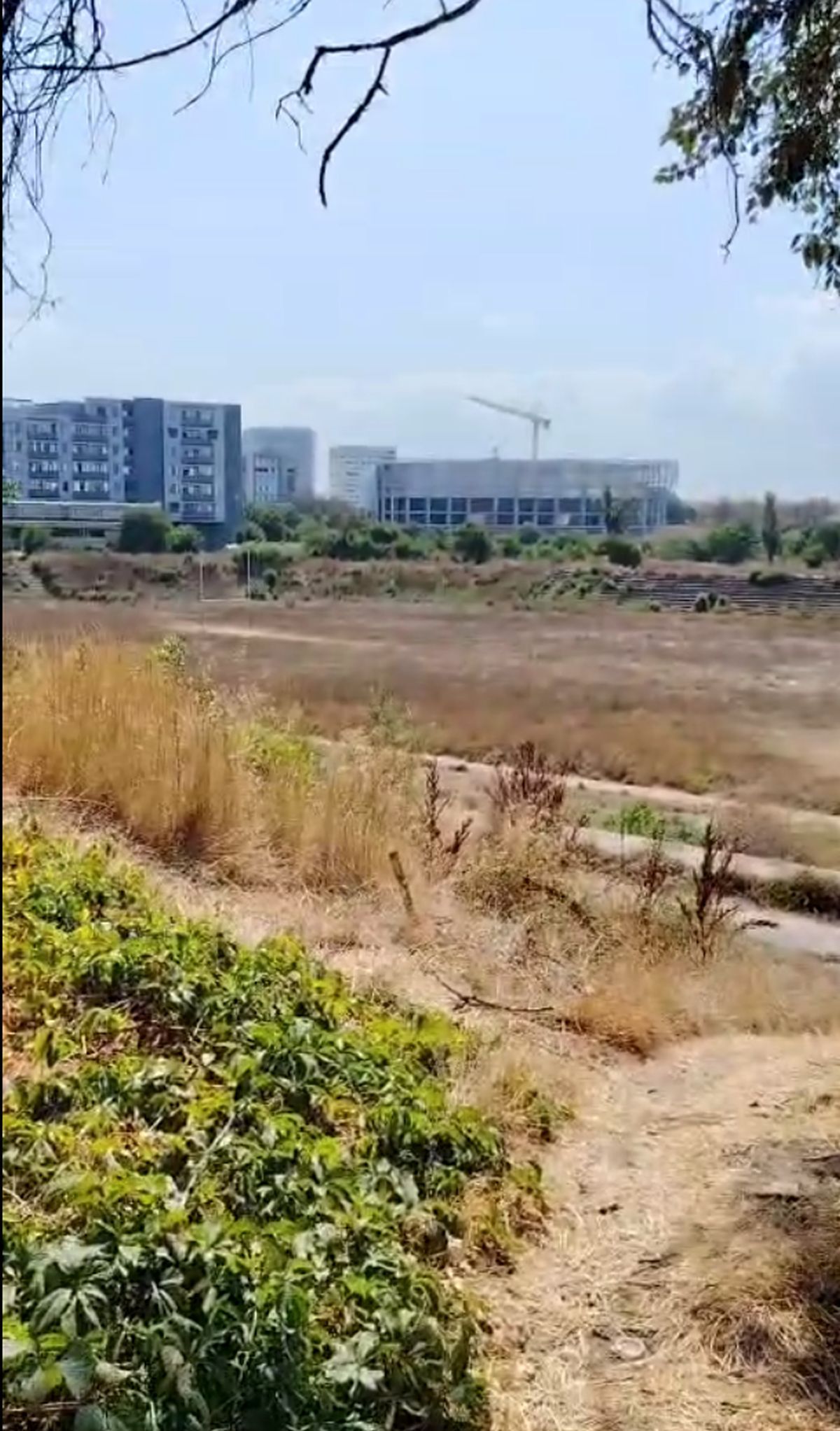 Complexul Sportiv Badea Cârțan, aflat într-o zonă în plină dezvoltare a României, e o ruină » Ochit de magnații imobiliari: „Fără vestiare și apă curentă”