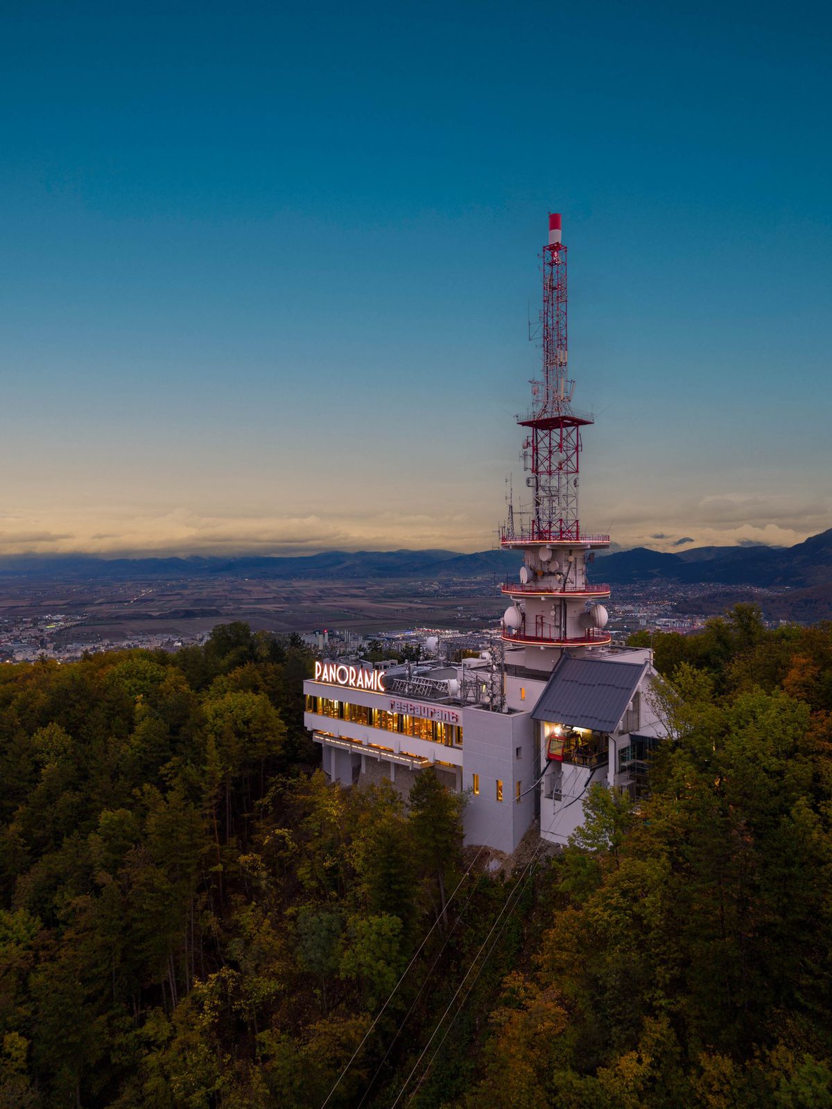 Telecabina Tâmpa şi restaurantul Panoramic din Braşov / Foto: Facebook