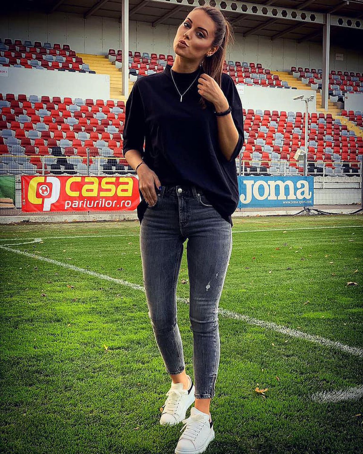 FOTO Cel mai sexy reporter LOOK se destăinuie: „Suporterii români sunt comozi, le lipsește pasiunea cu adevărat”