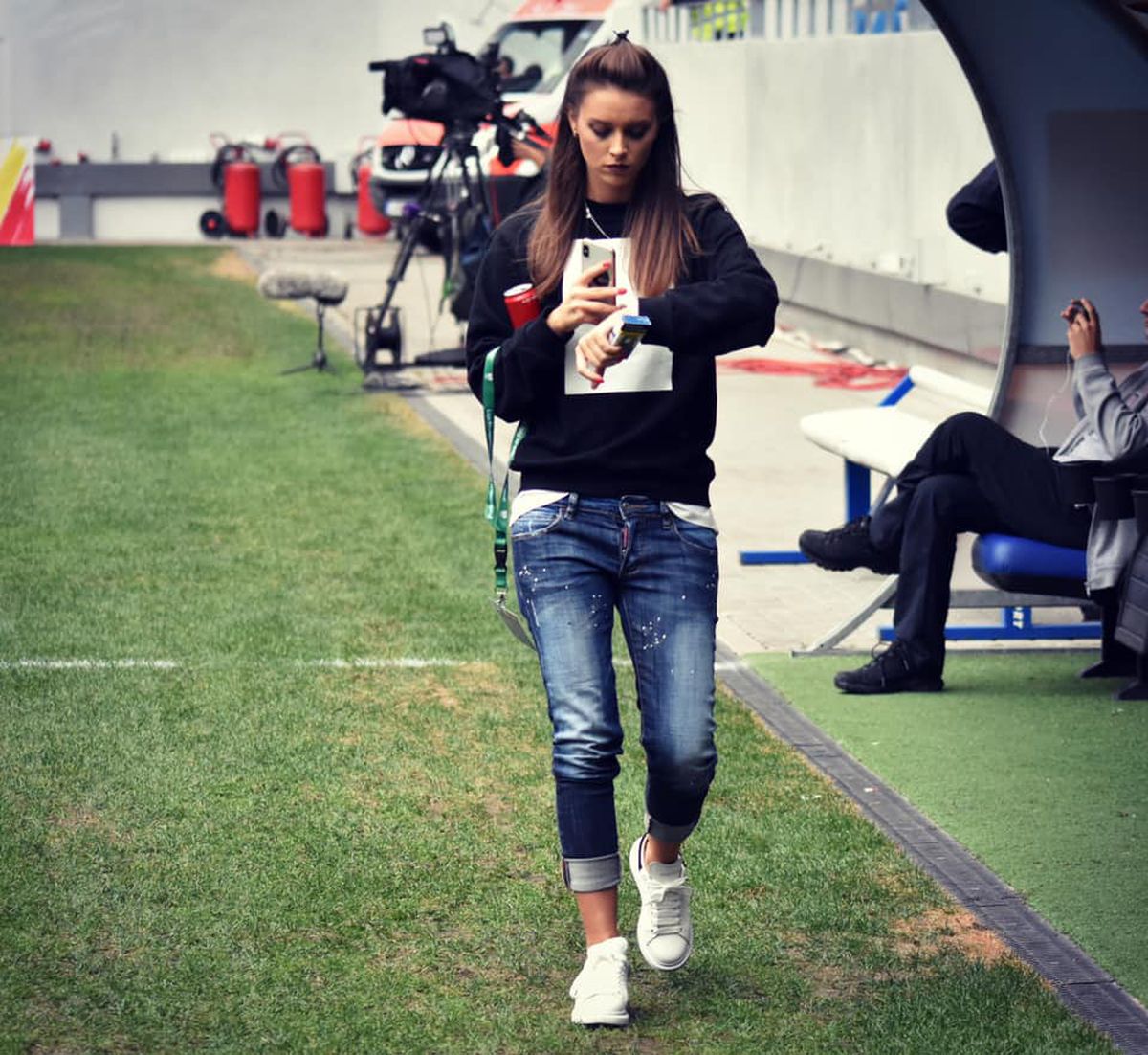 FOTO Cea mai sexy prezentatoare de la LOOK TV se destăinuie: „Suporterii români sunt comozi, le lipsește pasiunea cu adevărat”