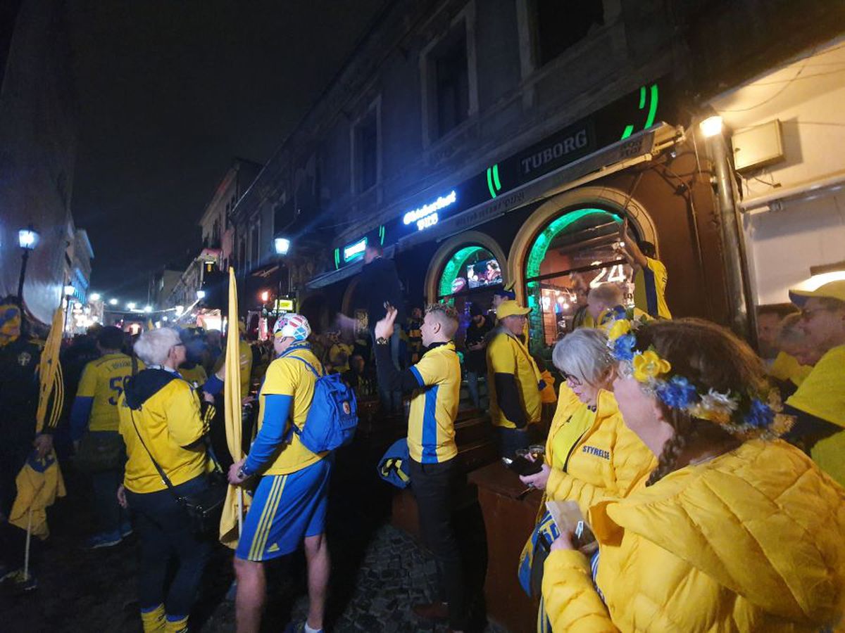 ROMÂNIA - SUEDIA // VIDEO + FOTO Care rivalitate? Fanii suedezi și cei români s-au distrat împreună în Centrul Vechi