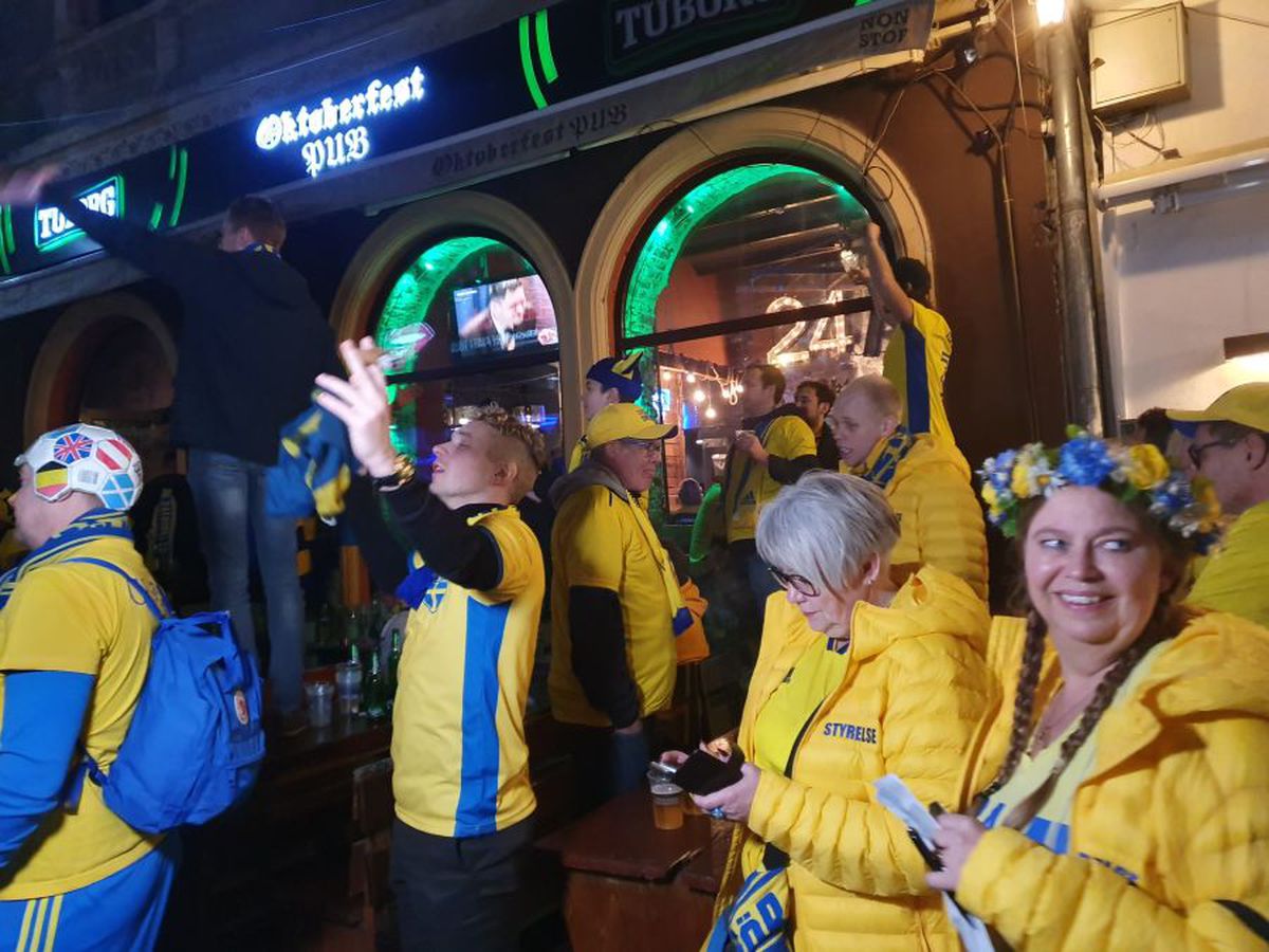 ROMÂNIA - SUEDIA // VIDEO + FOTO Care rivalitate? Fanii suedezi și cei români s-au distrat împreună în Centrul Vechi