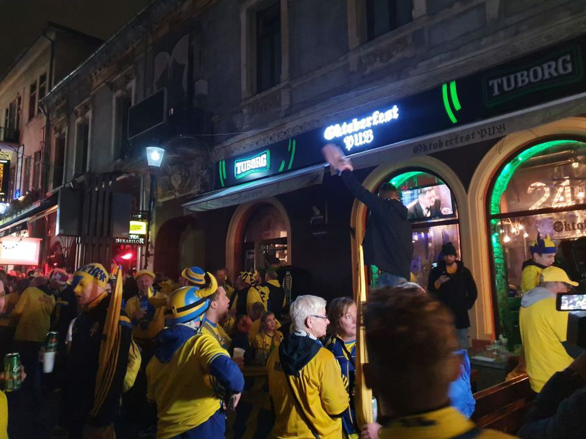 ROMÂNIA - SUEDIA // VIDEO + FOTO Care rivalitate? Fanii suedezi și cei români s-au distrat împreună în Centrul Vechi