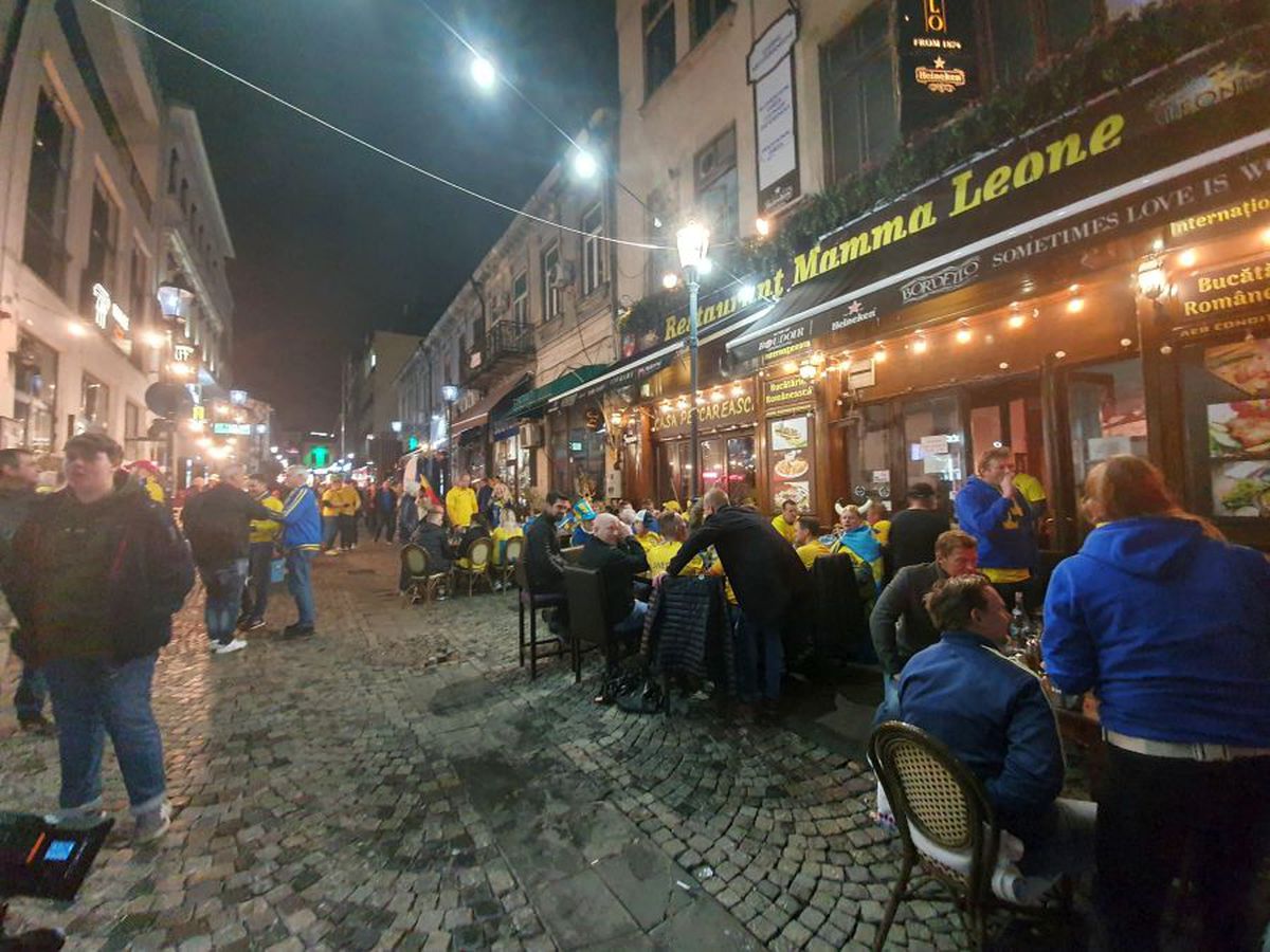 ROMÂNIA - SUEDIA // VIDEO + FOTO Care rivalitate? Fanii suedezi și cei români s-au distrat împreună în Centrul Vechi