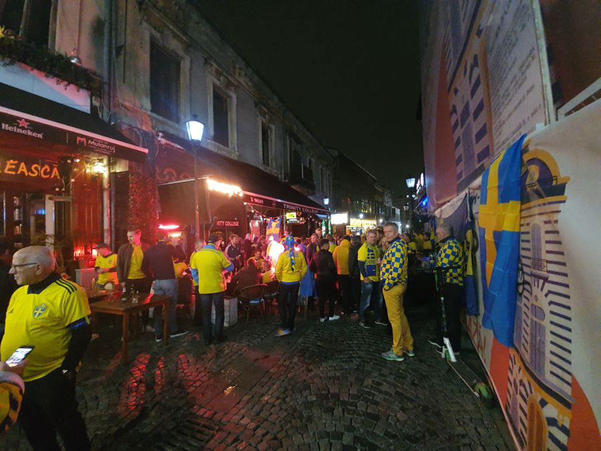 ROMÂNIA - SUEDIA // VIDEO + FOTO Care rivalitate? Fanii suedezi și cei români s-au distrat împreună în Centrul Vechi