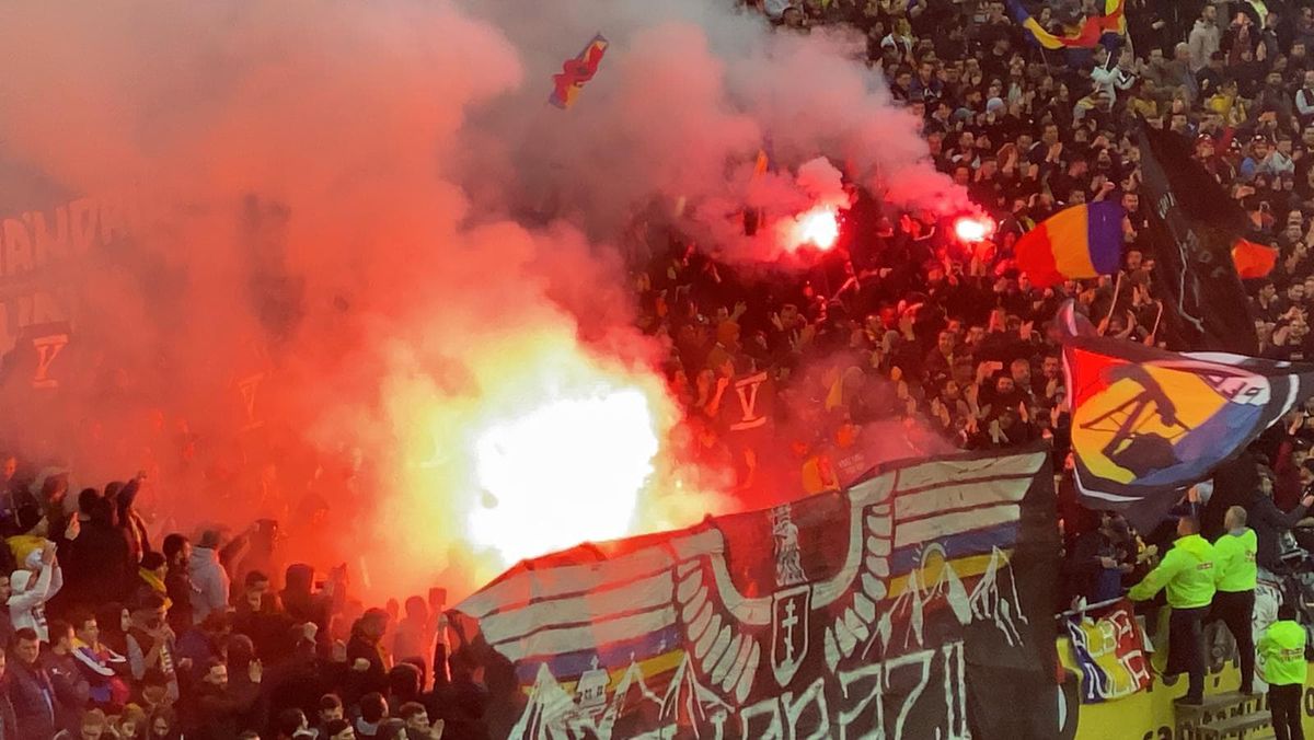 ROMÂNIA - SUEDIA // VIDEO + FOTO Fanii „tricolori” au aprins din nou torțe pe Arena Națională