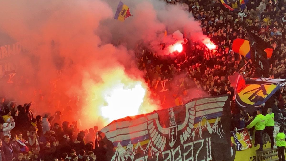 ROMÂNIA - SUEDIA // VIDEO + FOTO Fanii „tricolori” au aprins din nou torțe pe Arena Națională