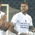 Jucătorii lui FC U Craiova 1948 au intrat pe teren astăzi, la meciul cu Gloria Buzău, cu un mesaj pentru patronul Adrian Mititelu, condamnat la 3 ani de închisoare.