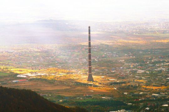 Un bărbat de 30 de ani a urcat pe Turnul Combinatului Phoenix din Baia Mare pentru a-i cere demisia lui Dorin Toma, antrenorul de la Minaur Baia Mare, informează site-ul jurnalistului local Vasile Dale.