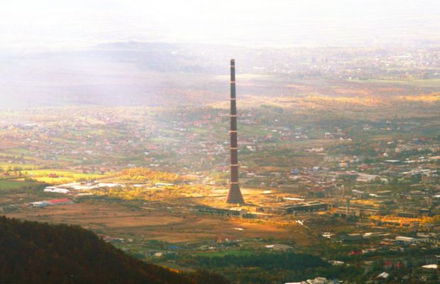 VIDEO Între timp, în România » Protest incredibil: a urcat pe un turn de 351 de metri pentru a-i cere demisia antrenorului