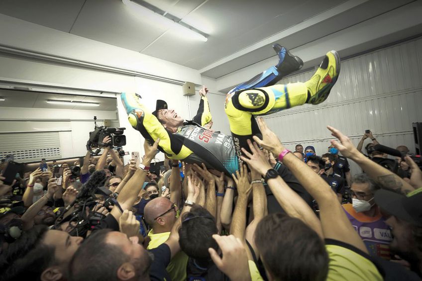 Aruncat în sus de membrii echipei, Valentino Rossi s-a depărțit zâmbind de sportul său drag FOTO Imago Images