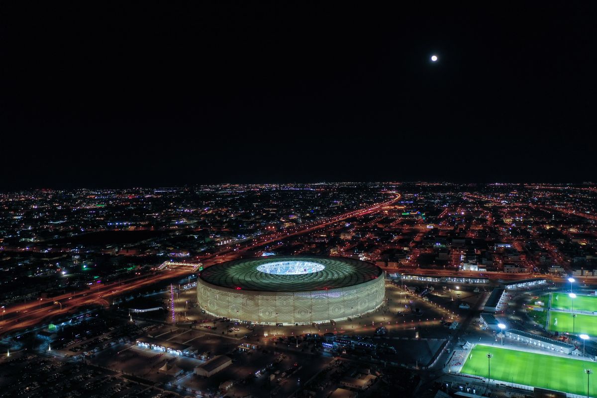 Aici se dă startul în Qatar: stadionul în formă de cort de beduini e gazda primului meci al Cupei Mondiale