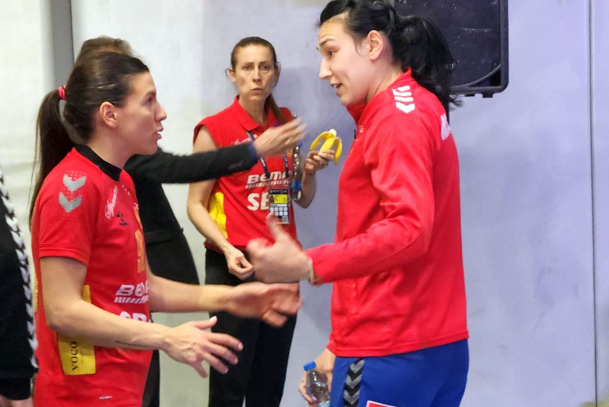 Faza incriminată de Cristina Neagu în ultimele secunde din România - Muntenegru » De ce arbitrele ar fi trebuit să le dea mingea „tricolorelor”, în loc să dicteze 7 metri pentru adversare