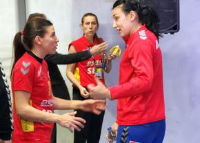 Faza incriminată de Cristina Neagu în ultimele secunde din România - Muntenegru » De ce arbitrele trebuiau să dea mingea „tricolorelor” în loc să dicteze 7 metri pentru adversare