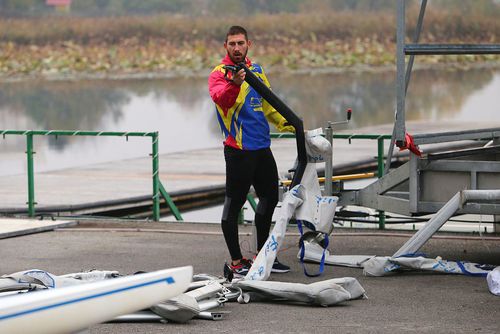 Mugurel Semciuc, din barca de 4 rame, scoate suportul de vâsle din învelitoare, FOTO: Dumitru Angelescu